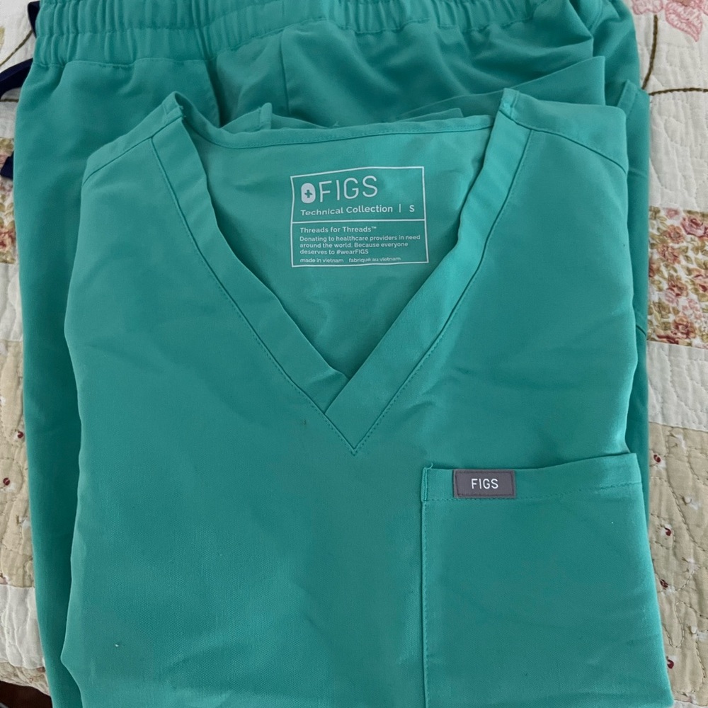 Figs scrub set, no stains excellent condition